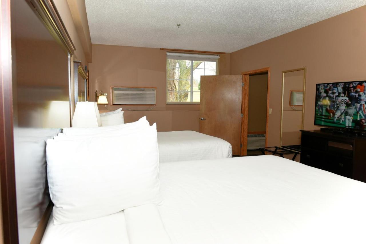Cobblestone Inn & Suites - Denison | Majestic Hills Exterior photo