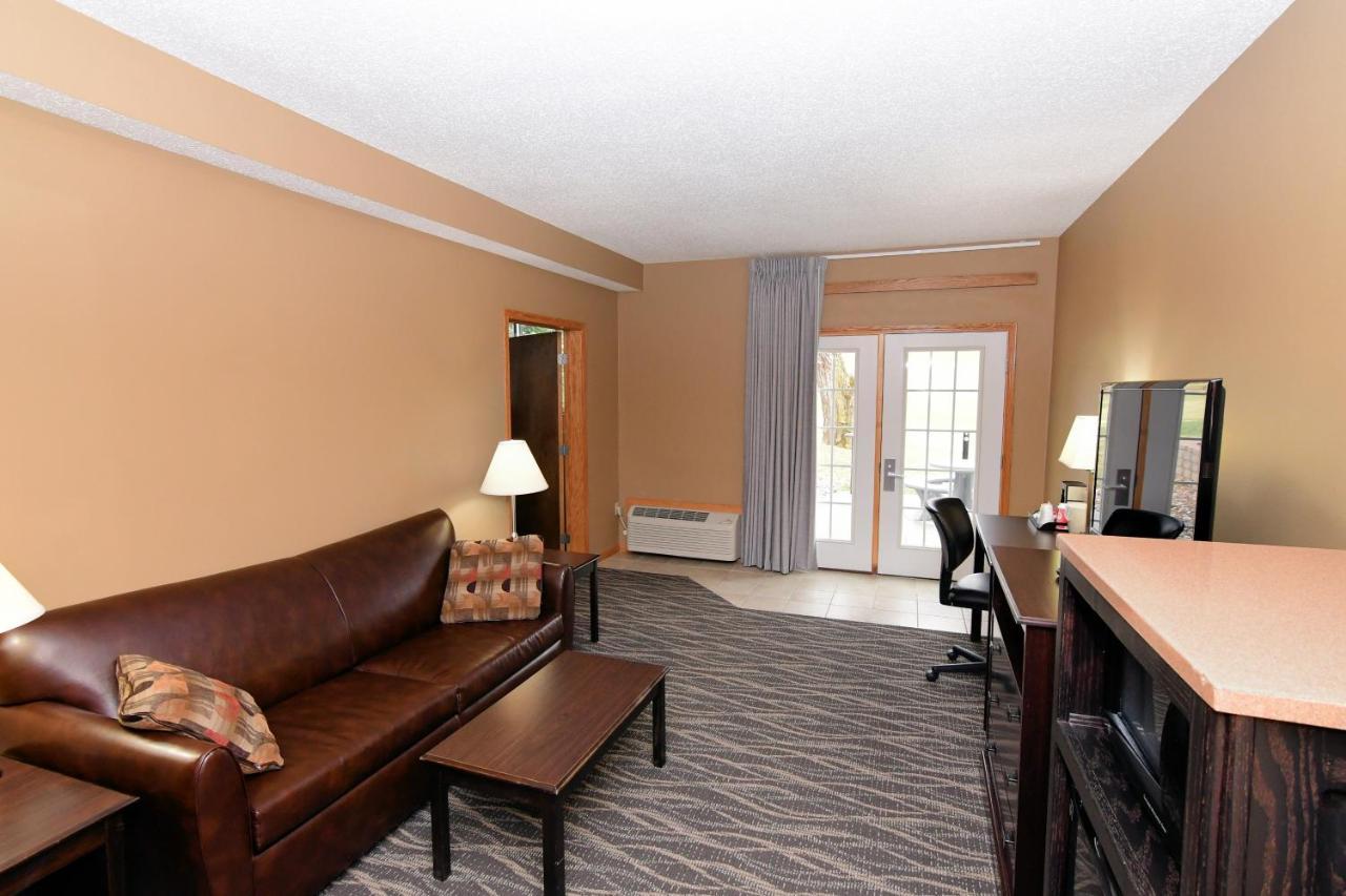 Cobblestone Inn & Suites - Denison | Majestic Hills Exterior photo
