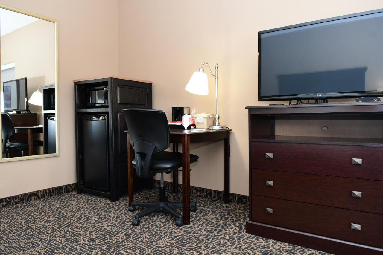 Cobblestone Inn & Suites - Denison | Majestic Hills Exterior photo