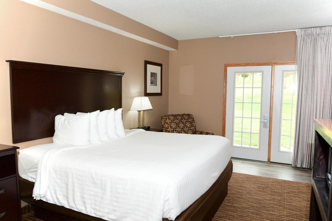 Cobblestone Inn & Suites - Denison | Majestic Hills Exterior photo