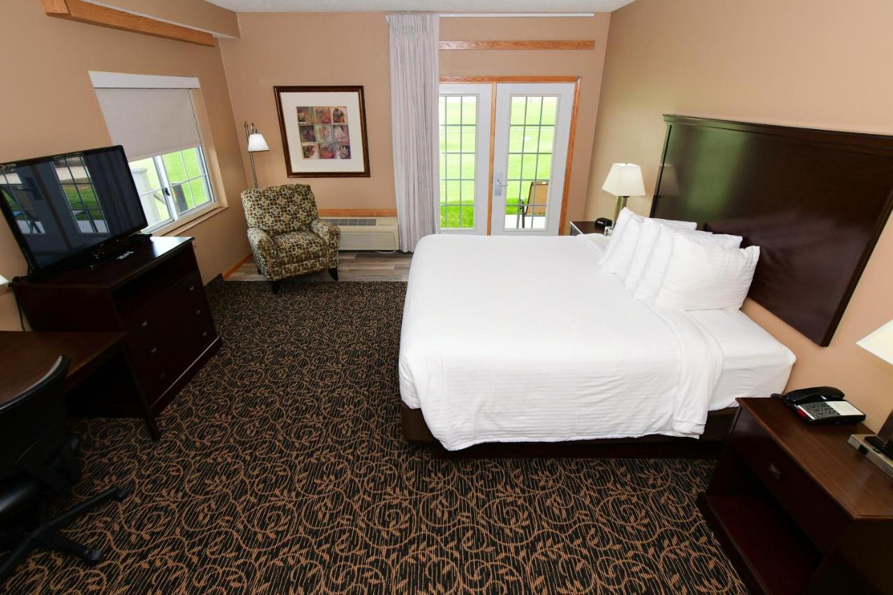 Cobblestone Inn & Suites - Denison | Majestic Hills Exterior photo